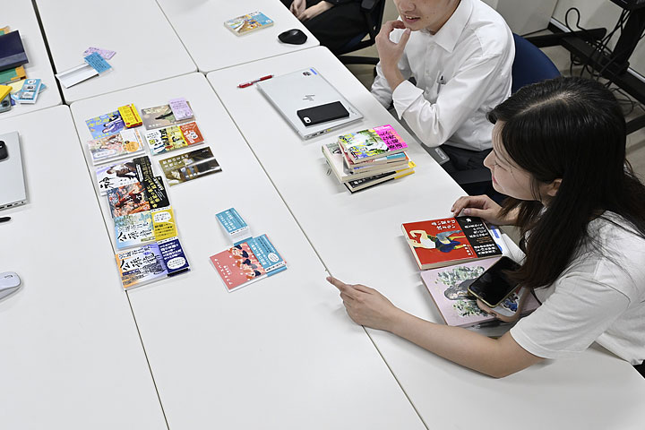 新刊の帯デザインやコピー案の会議。皆で意見を出し合います。